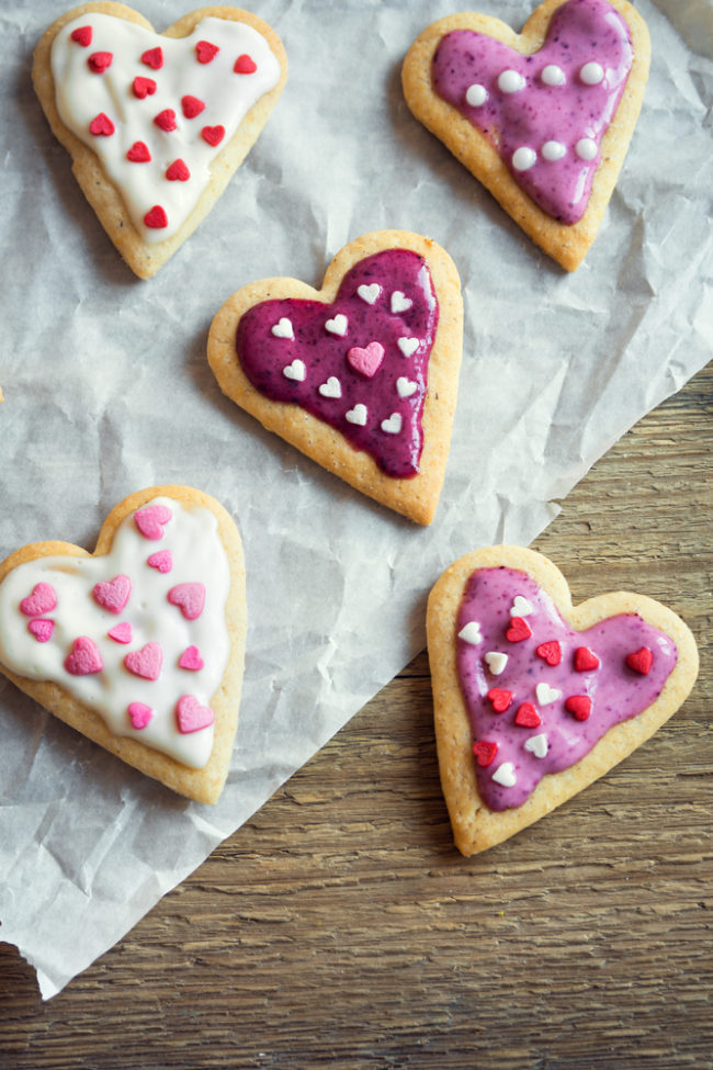 15x Recepten voor Valentijnsdag - hartjes koekjes met glazuur
30x recepten voor valentijnsdag - zoete recepten voor jouw valentijn of valentijns ontbijt of brunch, lunch en diner`met roze chocolade, hartjes cake en koekjes.
