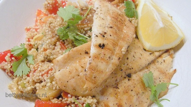Scholfilet met quinoa op mediterrane wijze