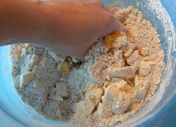 meng het bloemmengsel en de blokjes boter om zanddeeg te maken