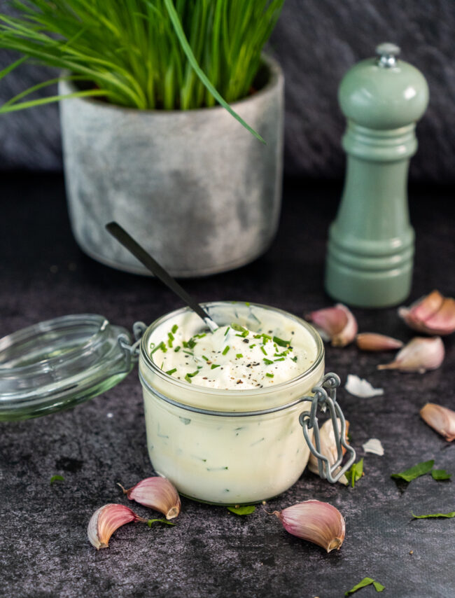 recept voor homemade knoflooksaus met yoghurt © bettyskitchen.nl
