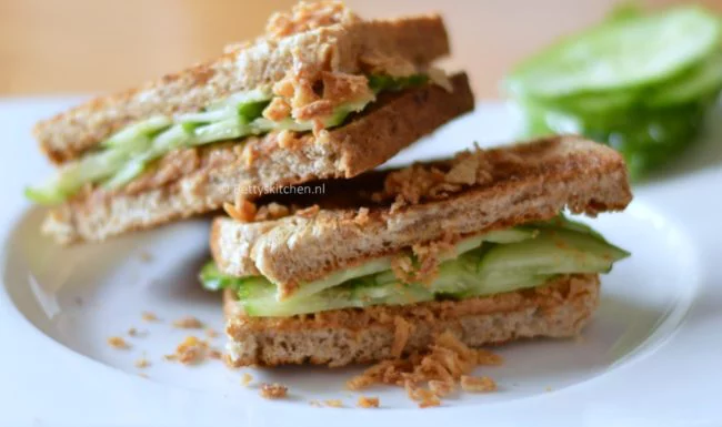 sandwich met pindakaas en komkommer sandwich gado gado