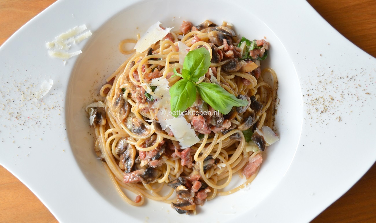 Spaghetti Carbonara (Pasta met spek en ei) | Betty's Kitchen