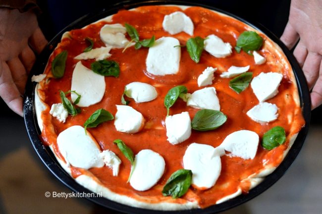 Pizza Margherita met tomaat mozzarella basilicum