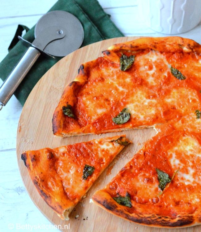 Pizza Margherita met tomaat mozzarella en basilicum