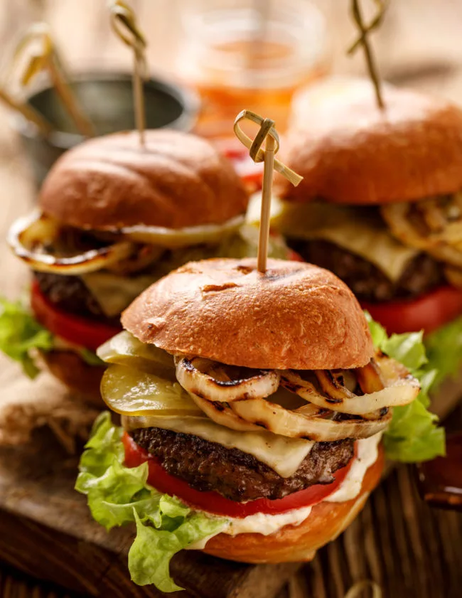 Het klassieke broodje hamburger maken Betty's Kitchen Foodblog Jackfruit burger met koolsla en BBQ saus | Simone's Kitchen