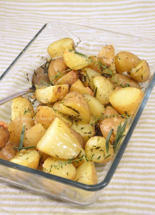 10x bijgerechten voor Kerst - gebakken aardappels uit de oven met tijm en rozemarijn