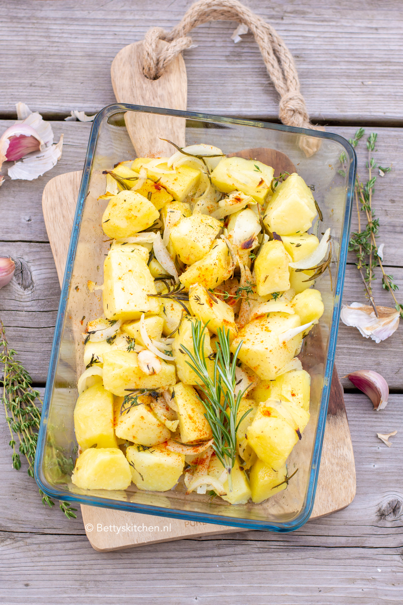 uitlokken Verlichten Faeröer Aardappels met tijm en rozemarijn uit de oven | Recept | Betty's Kitchen