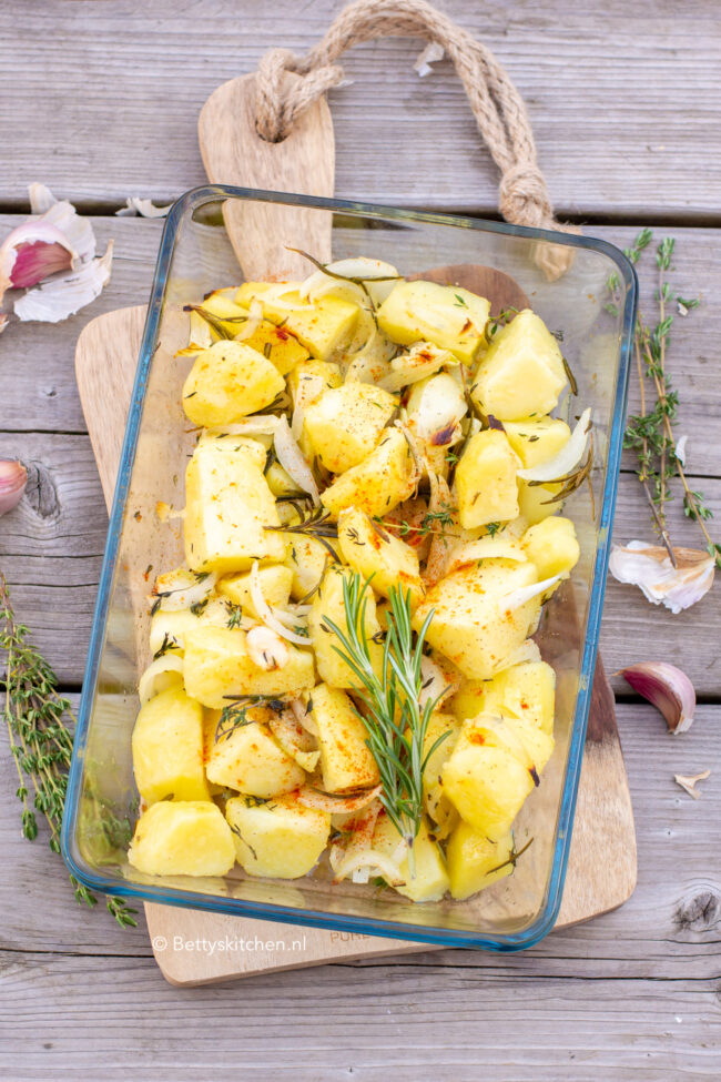 recept voor gebakken aardappels met tijm en rozemarijn uit de oven © bettyskitchen