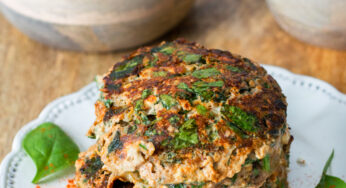 Hamburger met feta en spinazie