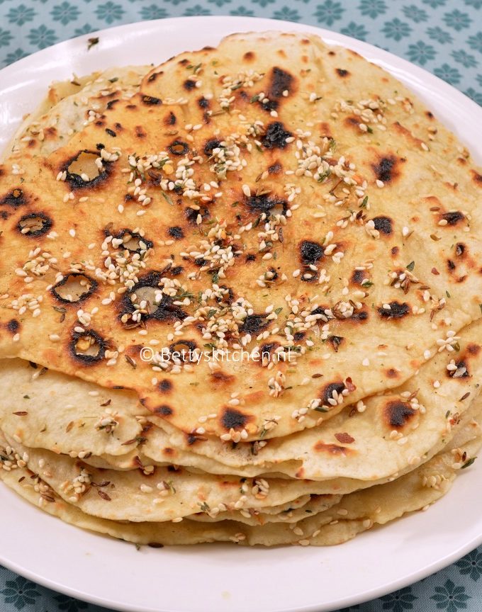 zelf flatbread maken - platbrood recept met 4 ingredienten © bettyskitchen.nl