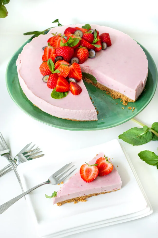 kwarktaart met aardbeien © bettyskitchen.nl
15x zomerse taart met fruit recepten
Van kwarktaart en taarten met yoghurt en fruit. Maar ook brownies, cheesecakes en meer.