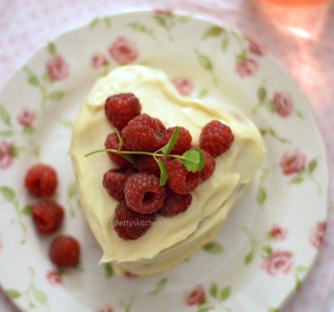 15x Recepten voor Valentijnsdag - roze hartjes cake met witte chocolade en frambozen