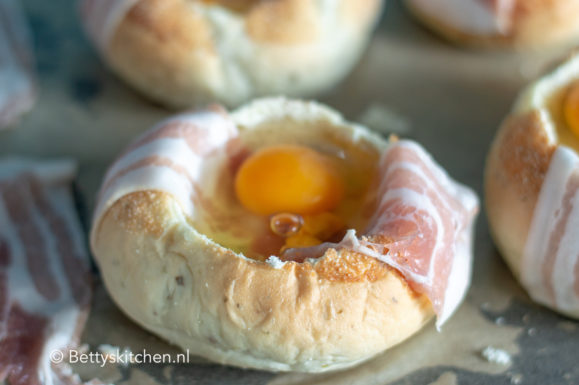 ei in een broodmandje recept © bettyskitchen