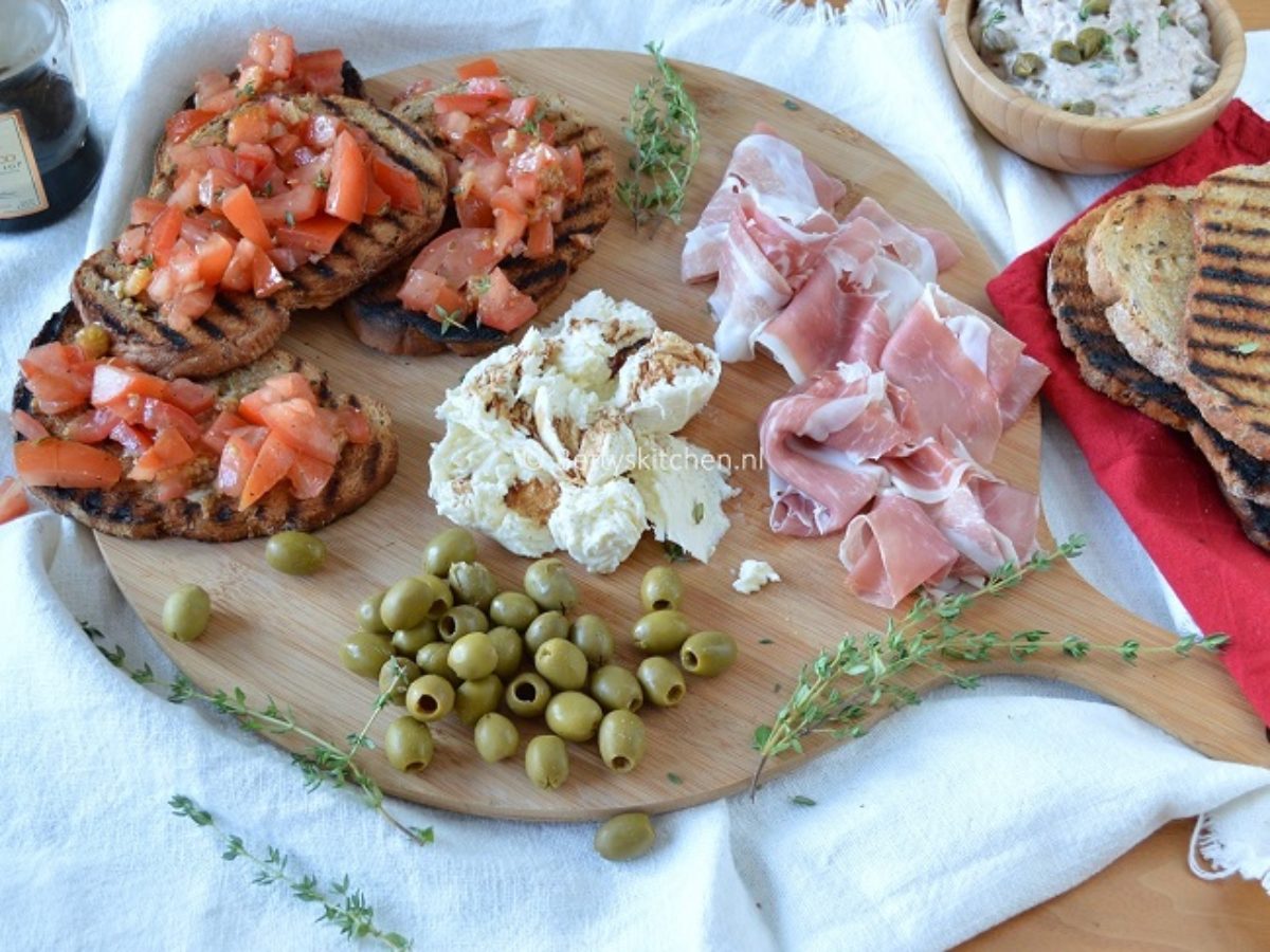 Uitgelezene Italiaanse borrelplank met ham, bruschetta, tonijnsalade en VE-37