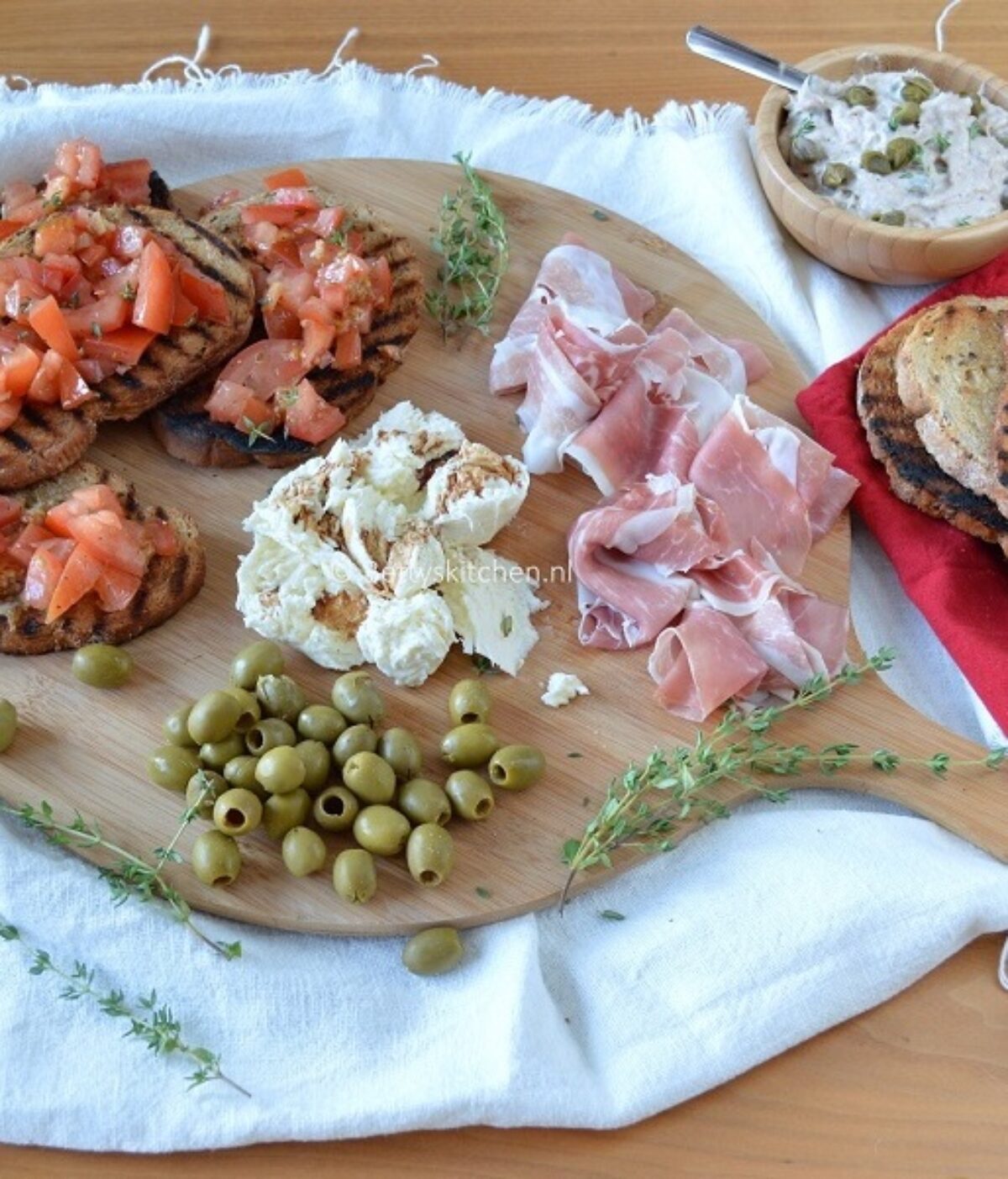 Lionel Green Street Stressvol Vakantie Italiaanse borrelplank met ham, bruschetta, tonijnsalade en mozzarella |  Recept |Betty's Kitchen
