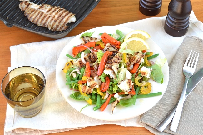 recept salade met gegrilde witvis, paprika reepjes en haricot verts