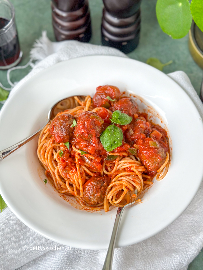 spaghetti-met-gehaktballen-en-tomaten-recept-betty-s-kitchen