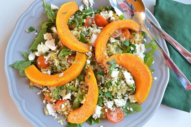 Pompoensalade met geitenkaas en freekeh
