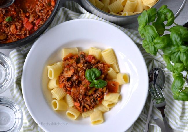 pasta met gehakt, champignons en wokgroente
