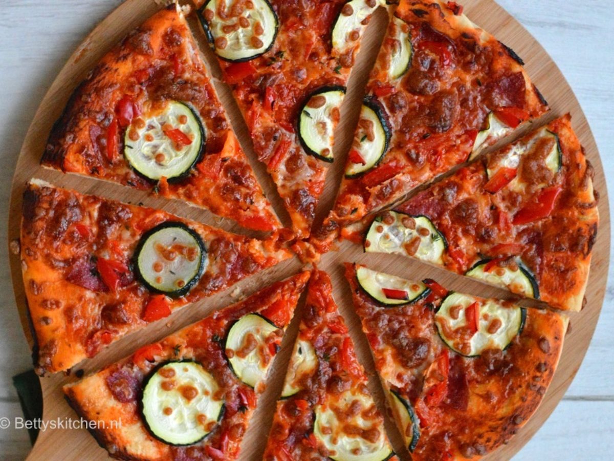 Goede Pizza met salami, courgette en paprika | Betty's Kitchen XT-46