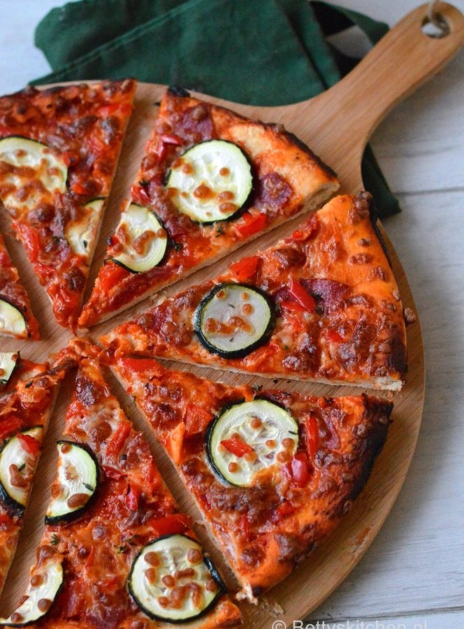 pizza met salami en courgette