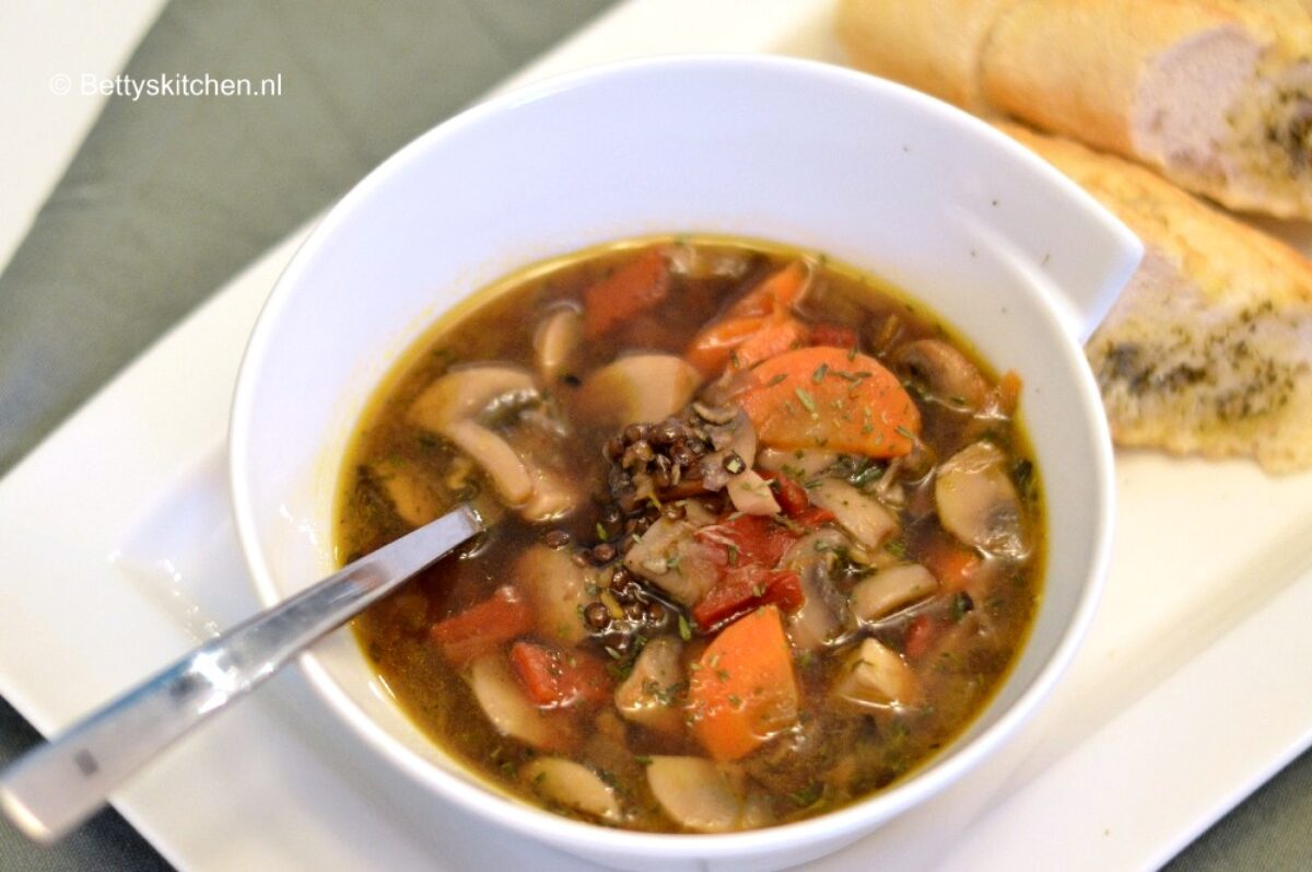 Recept: Gepofte knoflooksoep met Beluga linzen | Betty's Kitchen