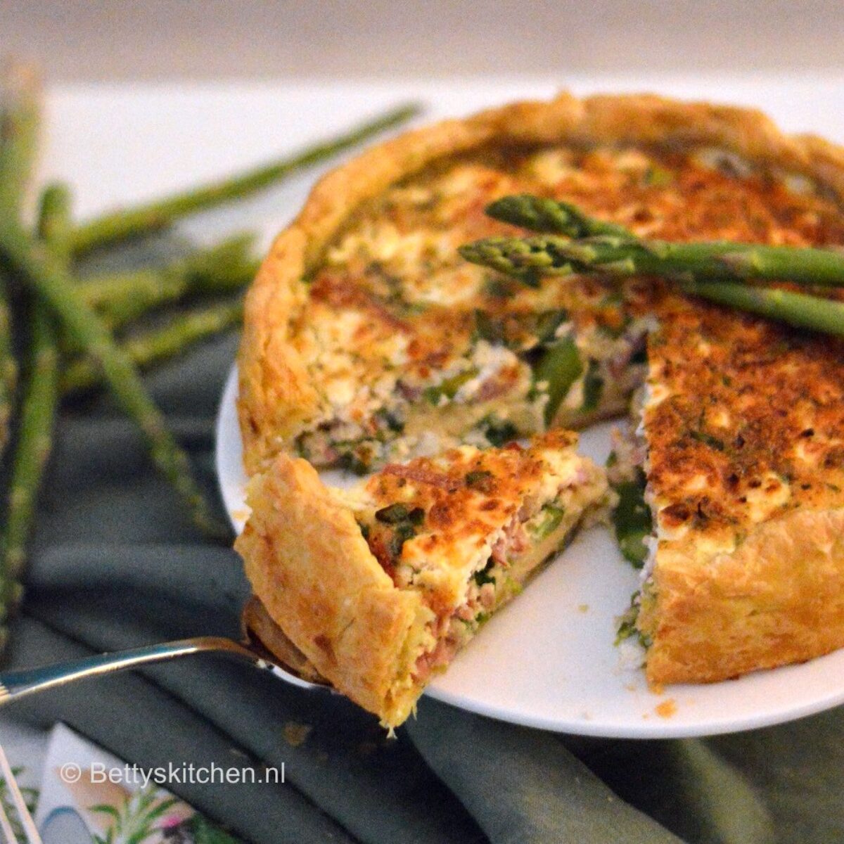 Hartige taart met asperges, ham en geitenkaas | Recept | Betty's