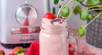 Avocado smoothie met aardbeien en cacao nibs