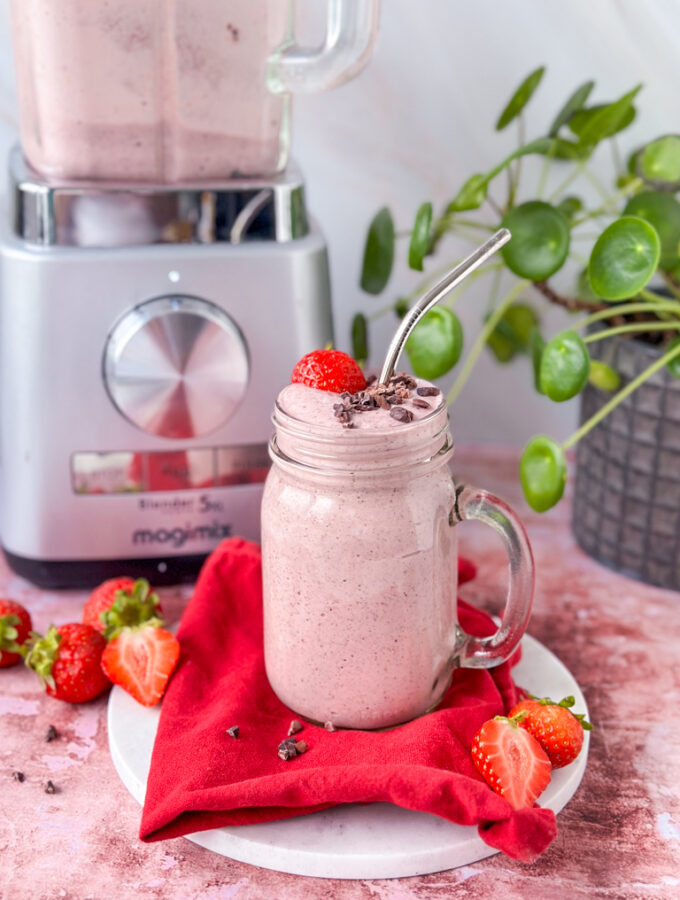 recept avocado smoothie met aardbeien en cacao nibs © bettyskitchen.nl