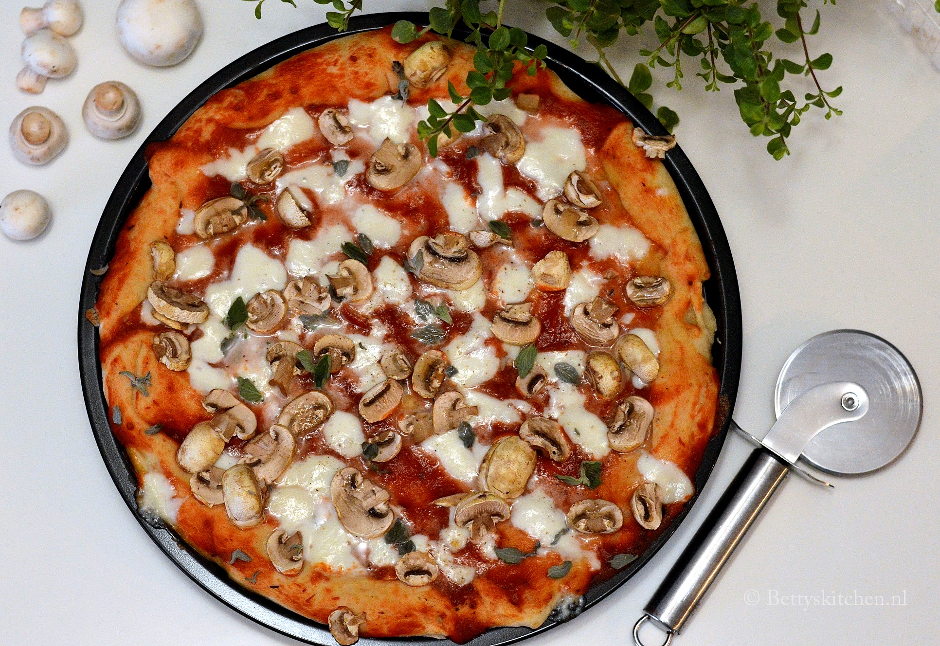 Pizza Ai Funghi Met Champignons Recept Betty S Kitchen