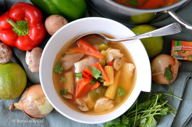 Heldere pikante soep uit Thailand (Tom Yum)