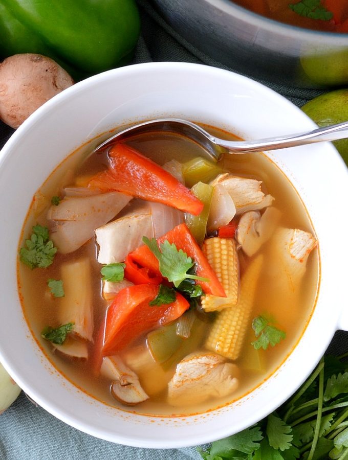 Heldere pikante soep uit Thailand (Tom Yum)
