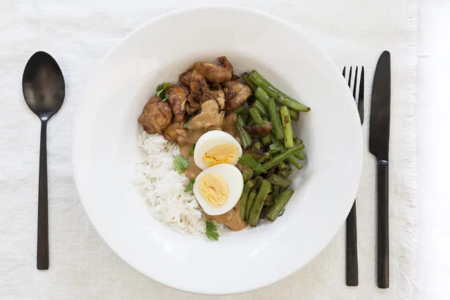 kip_met_pindasaus_en_rijst_quooker_challenge-header