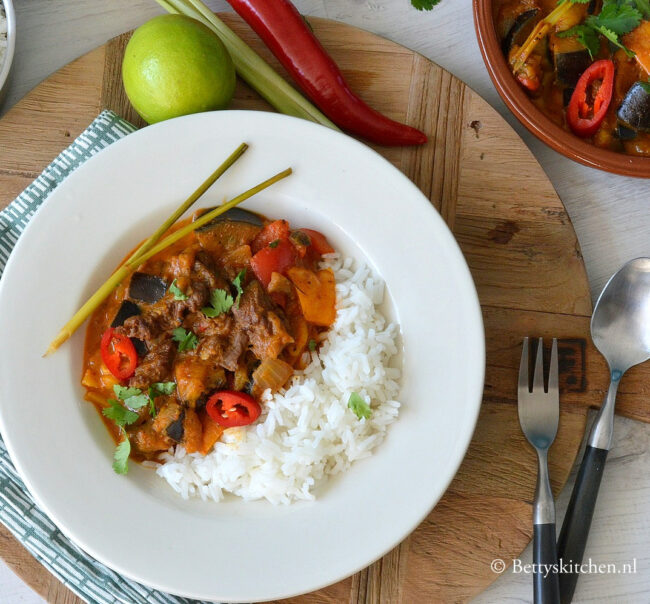 recept voor thaise rode curry met rundvlees en aubergine