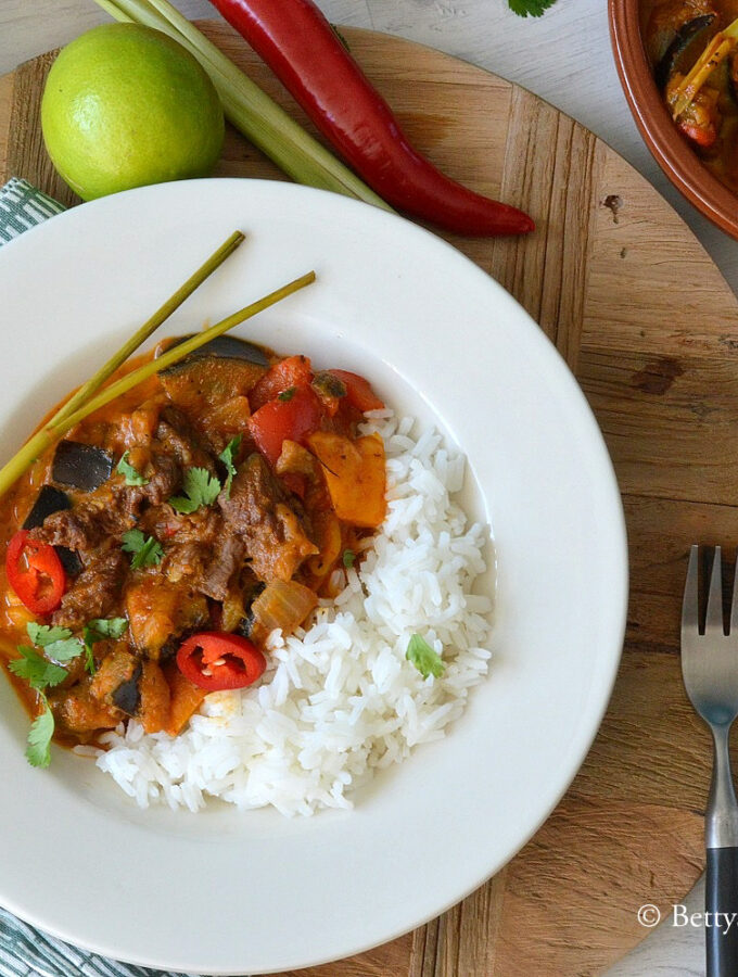 recept voor thaise rode curry met rundvlees en aubergine