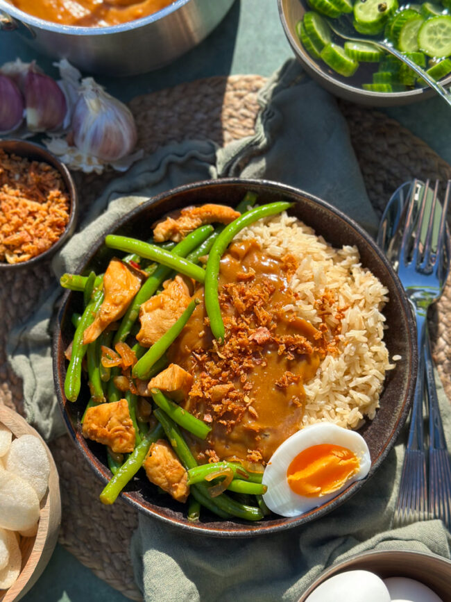 recept kip met boontjes en pindasaus © bettyskitchen.nl