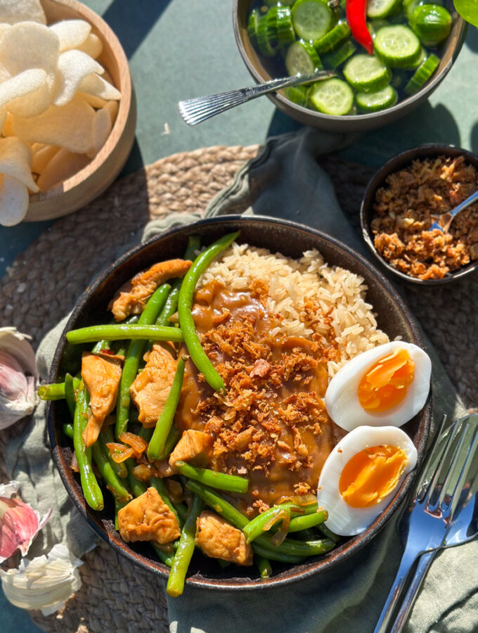 recept kip met boontjes en pindasaus © bettyskitchen.nl