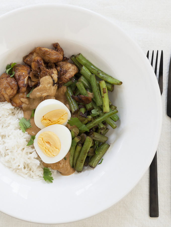 recept voor kip met pindasaus, boontjes en rijst