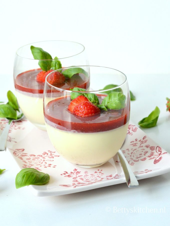 panna cotta met aardbeien en basilicum recept