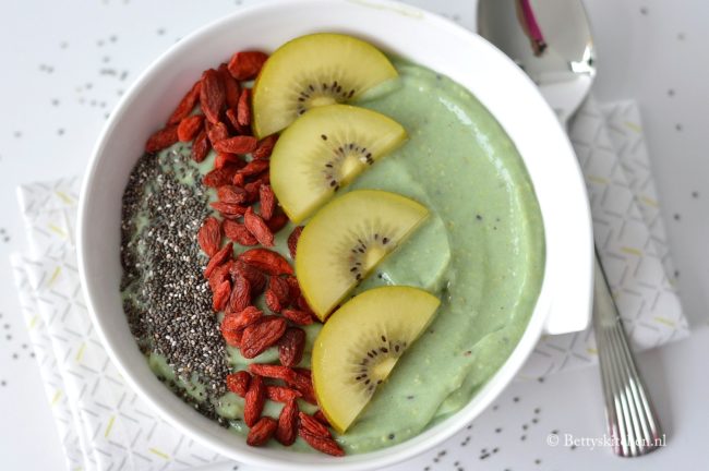 recept smoothie bowl met kiwi en avocado