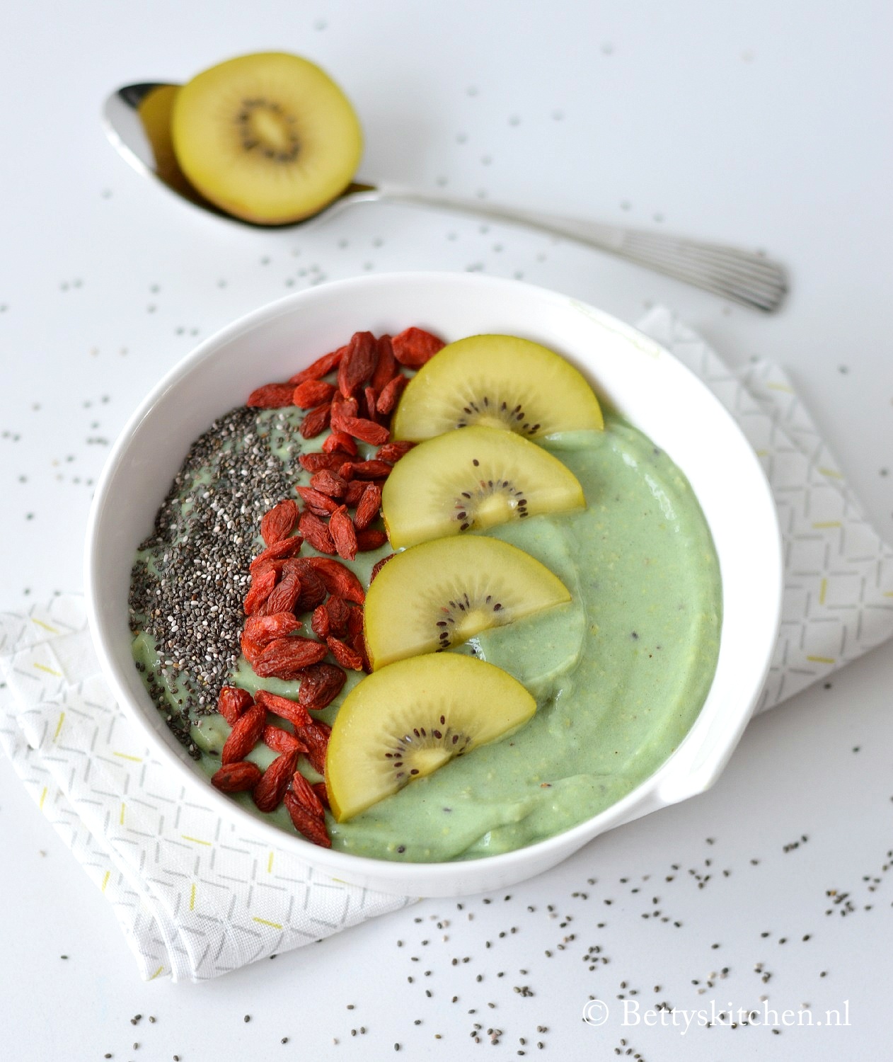 tand Rook accumuleren Smoothie bowl met kiwi en avocado | Recept | Betty's Kitchen ontbijt  recepten