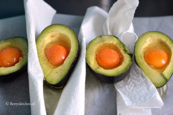 avocado met ei uit de oven