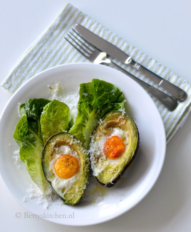 15x paasrecepten met eieren © bettyskitchen - avocado met ei uit de oven