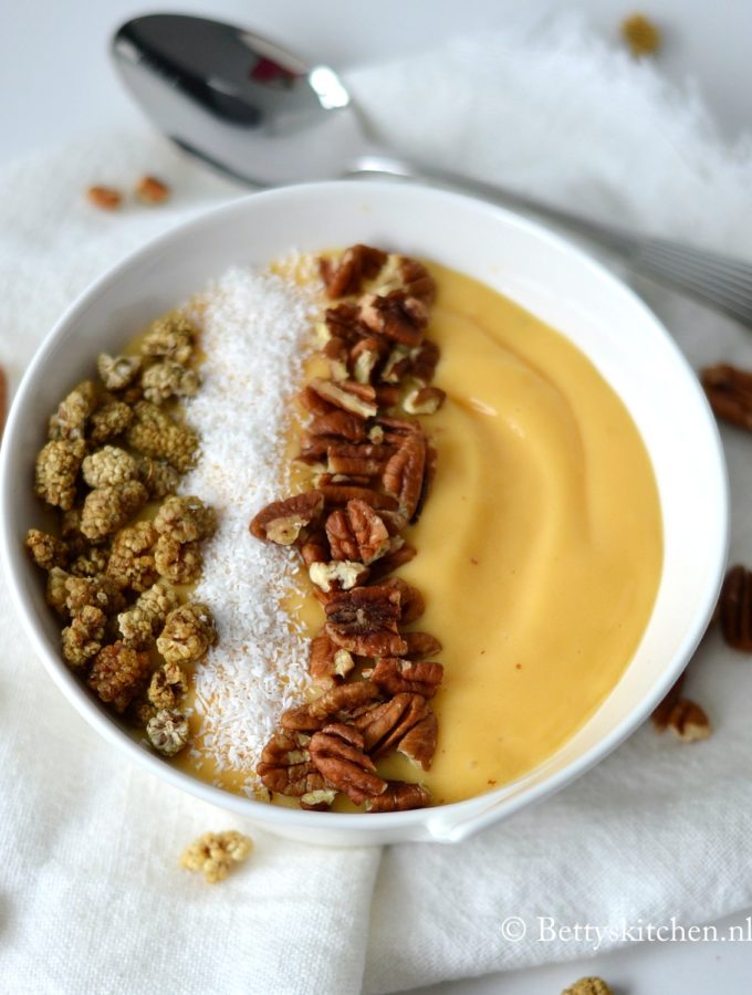 smoothie bowl met mango en kokoswater