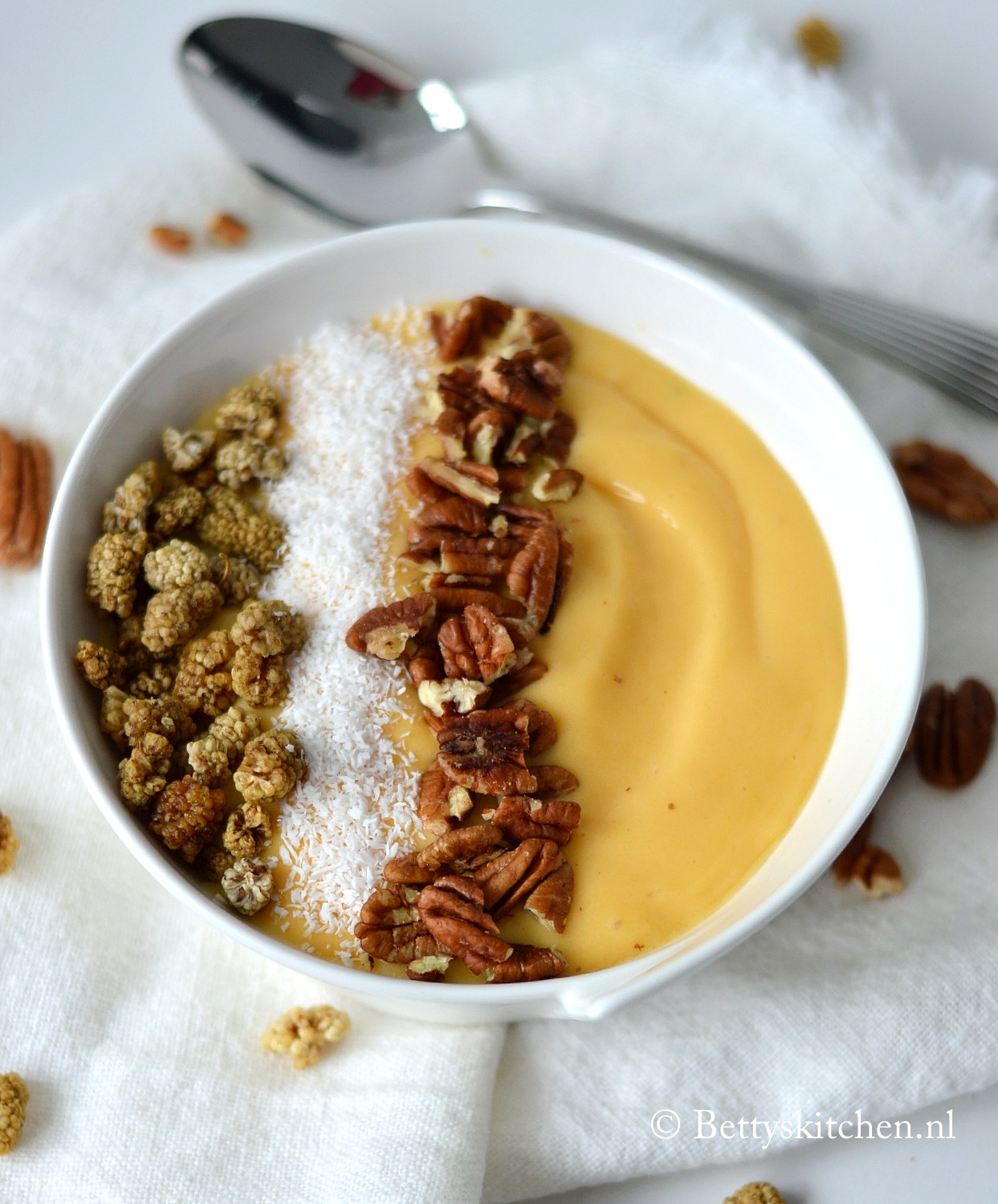 scheuren Nietje invoer Smoothie bowl met mango en kokos | Betty's Kitchen Foodblog