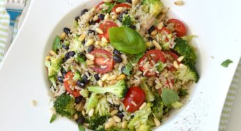 Leftover rijstsalade met broccoli en zwarte bonen
