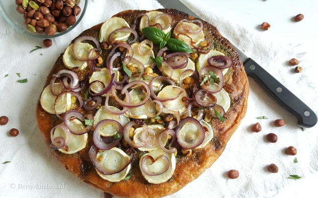 Turks pizzabrood met geitenkaas en zoete notenpesto