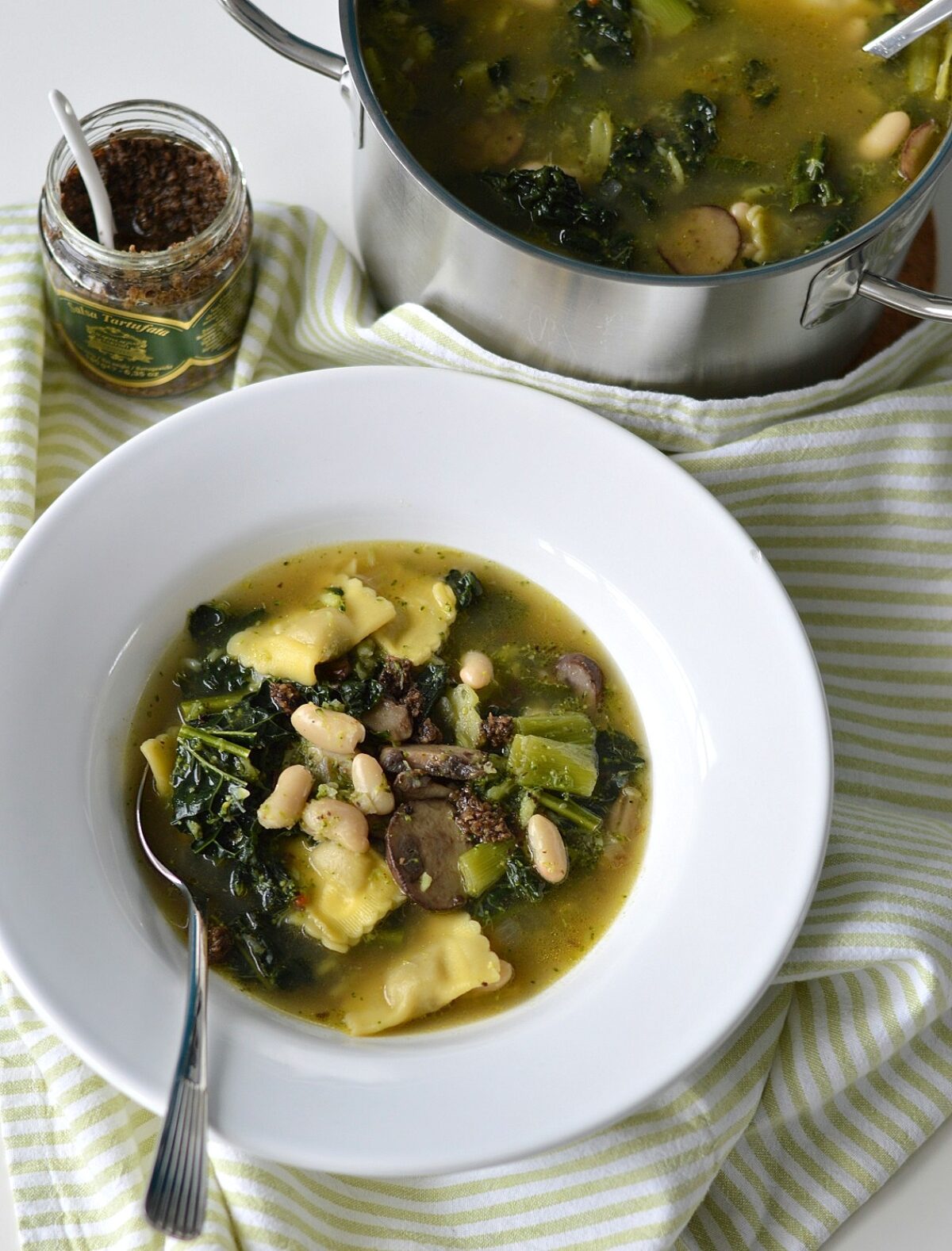 Minestronesoep met groene kool en tortellini | Betty's Kitchen