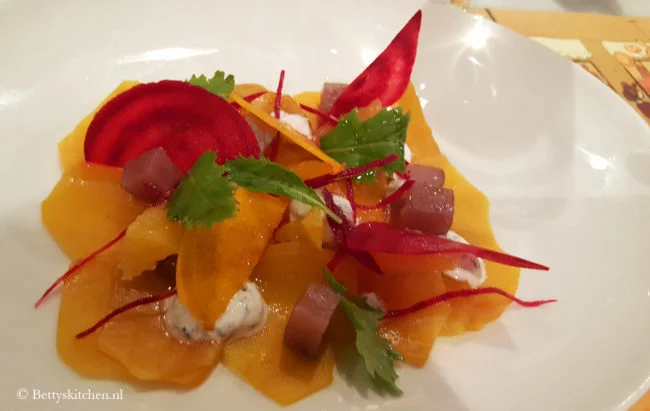 Reisblog: Lekker eten in Barcelona Gele bietcarpaccio bij Elsa y Fred