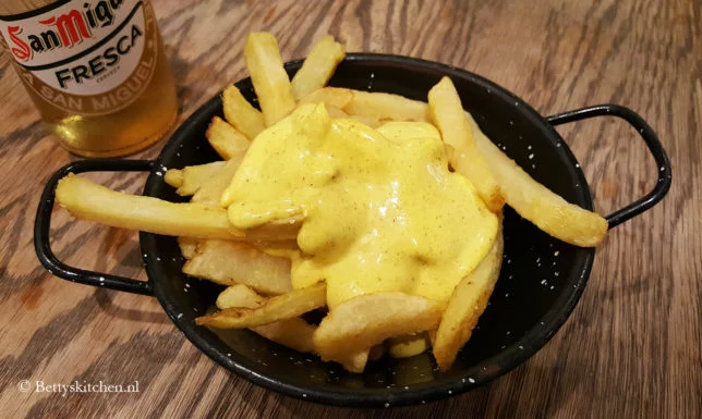 Reisblog: Lekker eten in Barcelona Patatas bravas met currymayonaise bij Mercat Princesa